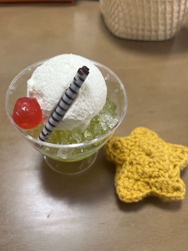 きょうのおやつはくりーむそーだのぜりーです。
あいすみたいにみえるのはなまくりーむです。