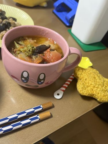 きょうのゆうはんはみねすとろーねです。
かーびぃせんぱいのかっぷにいれました。