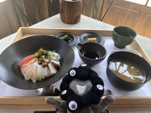 きょうのらんちはかいせんどんだみゃく。
はんばいもしているふぃなんしぇもおいしかったみゃく。