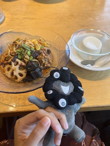 おおさかおうしょうでひやしまーらーたんたんとあんにんどうふをたべたみゃく。
ひやしたんたんがりにゅーあるしたんだけどしょうじきまえのぴーなっつのほうがすきだったみゃく。
でもれんこんがしんせんでおいしかったみゃく。