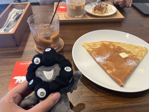 かふぇでしゅがーばたーくれーぷときゃらめるらてをたのんだみゃく。
おみせのなかにばいせんきがあってほんかくてきなかふぇだったみゃく。