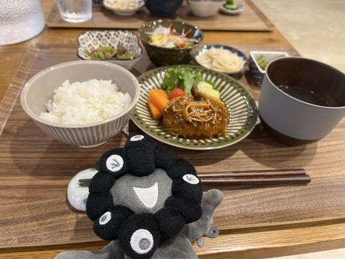 かふぇでらんちをたべたみゃく。
きょうのらんちはきのこはんばーぐだみゃく。