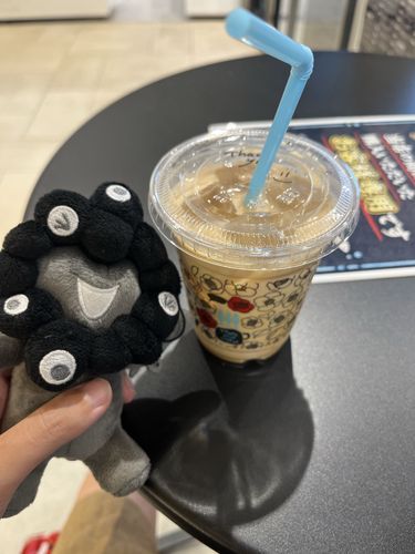 こーひーのはなのはちみつらてをのんだみゃく。
かっぷがおしゃれでかわいいみゃく。