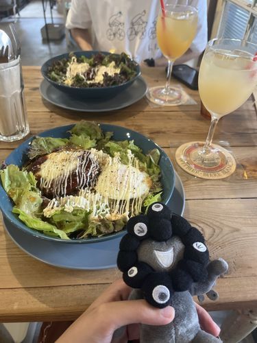 かふぇでろこもことぐれーぷふるーつじゅーすをたのんだみゃく。
ろこもこはすぱいすがきいていておいしかったみゃく。