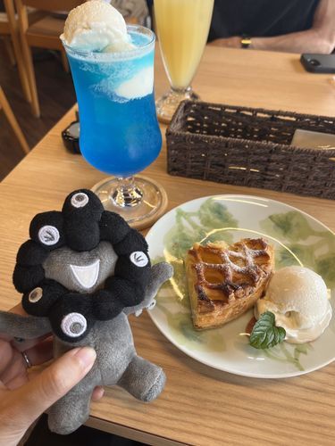 みなとぶるーれもねーどとあっぷるぱいをたのんだみゃく。
りにゅーあるしたかふぇだみゃく。