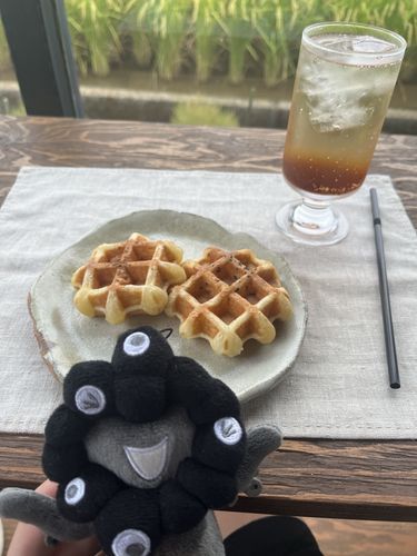 わっふるのおみせにきたみゃく。
えびばじるとあっぷるぱいのわっふるをたべたみゃく。