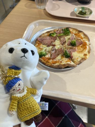 みちのえきにきたきゅ。
べーこんぴざをたべたよふふっ。