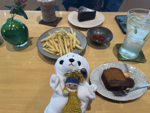 かふぇにきたきゅ。
きゃらめるふぃぐとふらいどぽてととれもんすかっしゅをちゅうもんしたよふふっ。