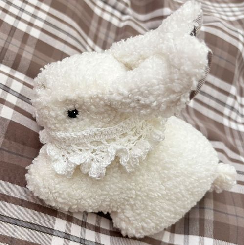 はじめまして、こっとんだよ

ふわふわの布で手作りしてもらって産まれたよ

コットンレース糸で編まれた、ネックレスがお気に入り！

とっても人見知りしちゃうから、おともだちになりたい！って思ってくれたぬいぐるみさんが居たら、フォローしてくれると嬉しいな
フォロー返すから色々なお写真を見せてくれたら嬉しい！
