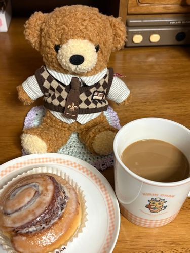 今日の友人はおやつをシナモンロールとソイラテにしたみたいだ
僕もごちそうになったよ
シナモンロールは独特の香りと豊かな甘さとふわふわな食感が魅力的で無糖のソイラテとのバランスが最高だったよ！