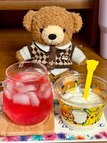 先日僕たちの家に新人さんが来たから今日は歓迎会を開いたんだ
ザクロ酢のソーダとヨーグルトでね
みんなで食べたから
みんな仲良し！だよ