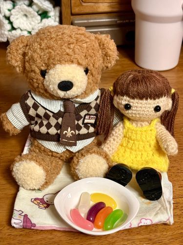 今日のおやつはゼリービーンズだよ
カラフルで色んな味が楽しめるんだ

今日は黄色ちゃんも一緒さ
彼女はバナナ味のゼリービーンズが気にいったようだよ
僕はレモン味が好きだな