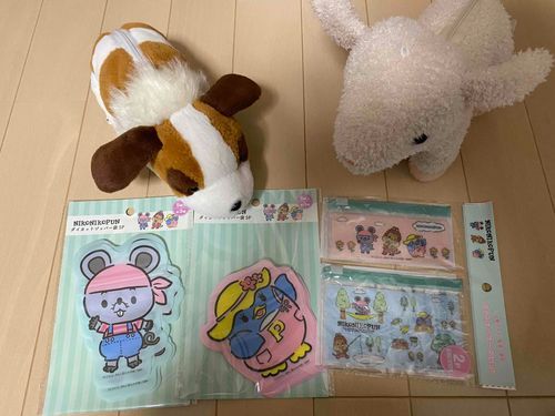 まーたなかのひとが、
あらたにかってきたみたい！！
ヨーゼフとユキッちゃんも、にこぷんグッズがきになるみたい😊😊