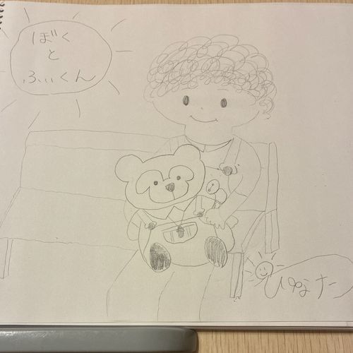 ひなたがかいてくれたえ②
ぼくとぼくをだっこしてくれているひなただよ！

ふぃくん