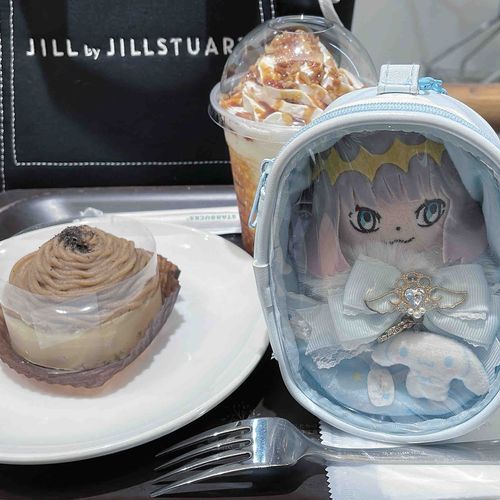 きょうは飼い主とスタバのげんていのやつを飲みにいったよ🍠 これはポーチから出してもらえなくてすねてる僕