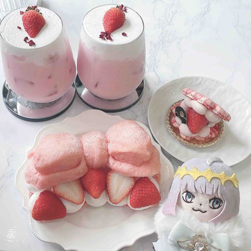 りぼんぱんのいちごサンドにマカロンといちごみるくをいただいたよ！いちごづくしだ！🍓🍓🍓