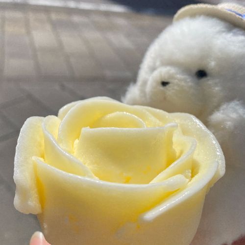 長崎でちりんちりんアイス食べたよ🍨
ばらの形でめっちゃかわいかった！🌹