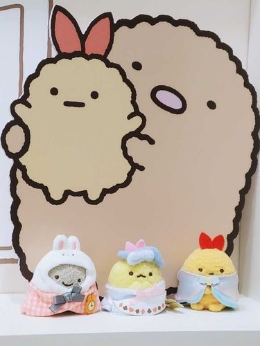 すみっコぐらしポップアップの思い出、その1。ほこりんさん(ほこり)とえびふらいのしっぽせんぱいといっしょにパシャリ。