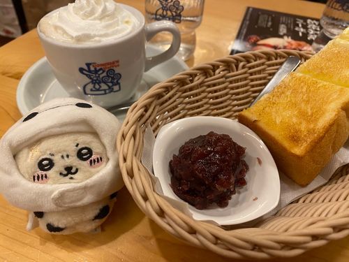 ラッコ先輩きょうははじめてのコメダモーニング☀️