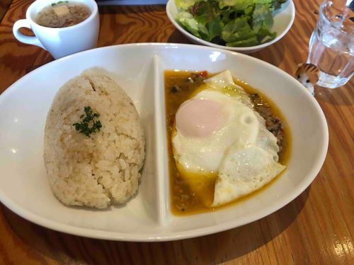 おひさ！きょうはにんげんのかみきりやさんについていくよ。らんちのがぱおらいす！