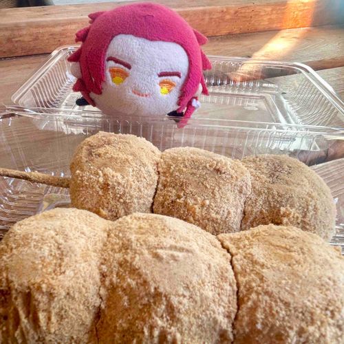餡子入りの餅を揚げて
きな粉がかかった串団子です。
今年もよろしくお願い致します(*｡´༥` ｡*)