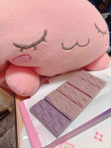 ホゴシャ が、グラデーション が きれいな チョコレート かってきたよ！！
カシス と こうちゃ と ほんのり ブランデー の かおりで おいしいの！