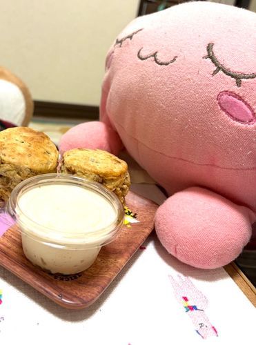 スコーン！！
ホゴシャ が、デパート の 「さいじ」？とか いうので、スコーン かってきたよ！
クロテッドクリーム も はちみつ ふうみ で おいしかったの♪♪