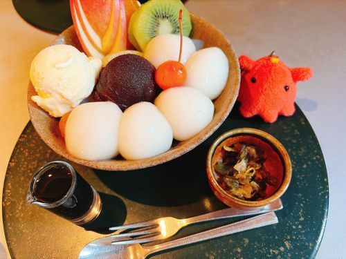 ちいさな おともだち

メンダコといっしょに、特大もちもち白玉フルーツクリームあんみつ。
並んだけれど、とってもおいしかったから大満足だね。