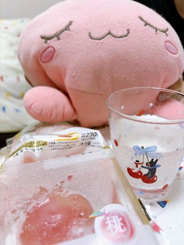 うめ シロップ の ソーダわり と、コンビニ の もも の スイーツで ホゴシャ を 「おつかれさま」って ねぎらうよ！！