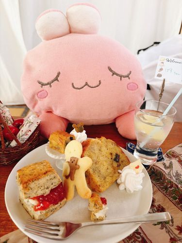 ホゴシャ と いっしょに Little Lou's Cafe さん に あそびにいったよ！！
スコーン も バナナブレッド も クッキー も レモネード も、とっても おいしかったんだ♡
おみせ の おねえさん にも、「とっても しあわせそう」って いわれちゃった！