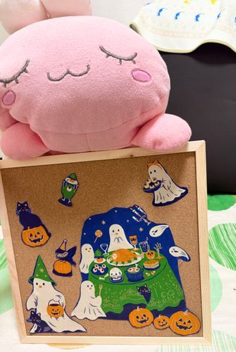 こうさく タイム！！
ホゴシャ が もってかえってきた ふくろ が かわいかったから、きりぬいて コルクボードに はってみたよ！
いっきに ハロウィンきぶん だね♪♪