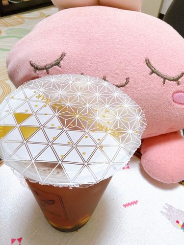 れっつ・たぴたぴ！！
ホゴシャ におねだりしたら、おみやげに タピオカいりの フルーツティー を かってきてくれたよ！