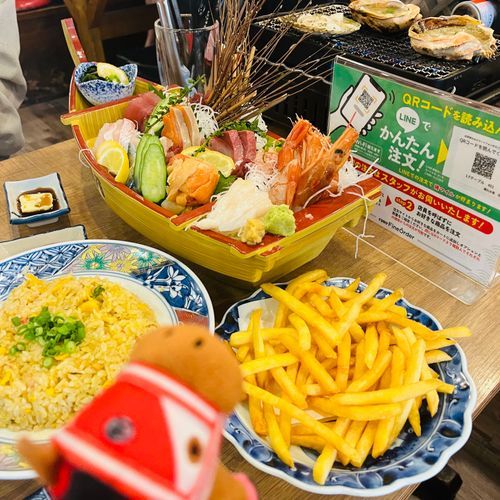 磯丸水産誕生日クーポンで舟盛りもらえるの豪華すぎて飼い主が「間違ってませんか😭😅💦」って大騒ぎしてたでﾔﾝｸﾞ🐟