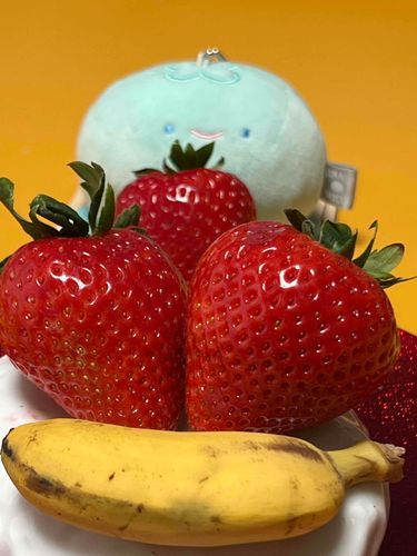 おっきなイチゴ🍓と小っちゃなバナナ🍌なのだ😲