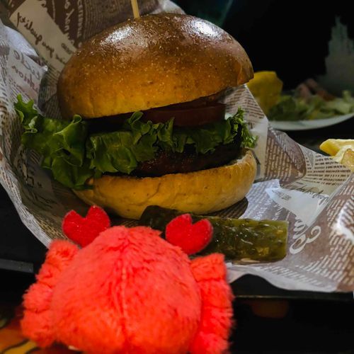 ハンバーガー好きガニ
ピクルスはいらないから誰か食べてほしいガニ