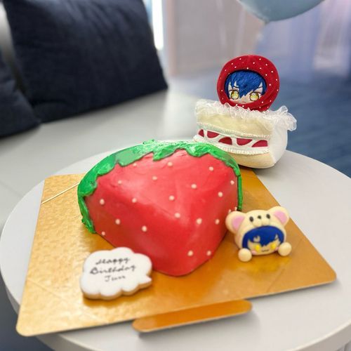 オレだけのための巨大いちごケーキらしいっすよぉ✨