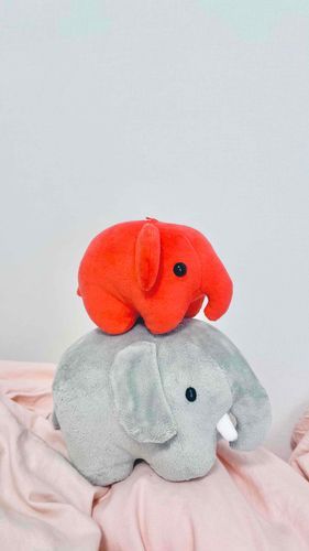ぞう(写真下)
プレゼントとしてやってきたゾウ。新人だけど気が強く、なかまたちを手当たり次第にひっくり返しているよ。

どむぞうくん(写真上)
ネットの海を超えてやってきた小さいゾウ。怖がりですぐおしりを向ける。