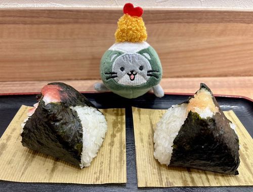 おはにゃ〜おにぎりの仲間を見つけたのにゃん🎵みんな良い三角してるのにゃ〜