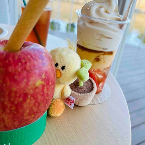 🐥これリンゴジュース？？
🌱ゼリーにプリンもアイスも乗ってるよ？！