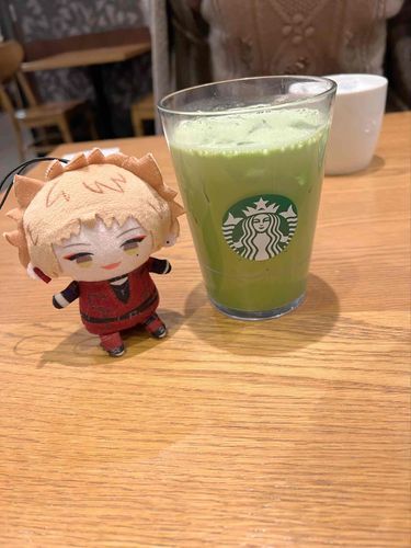なんで こんなに さむいのに ラテ アイスにしたんだぜ？ ぴーす