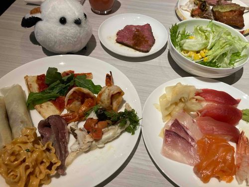 ブッフェでなにから食べようか吟味しているしまえ