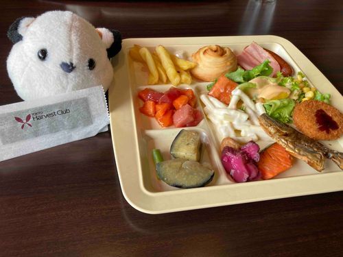 ホテルの朝食バイキングを楽しむしまえ