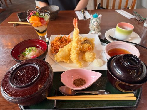 お友達のジェラトーニー君と
レストラン櫻で天ぷら御膳を食べたよ🍤🍱