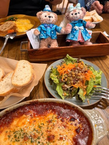 おじいちゃんやお兄ちゃんとランチに行って来ました🩷😊🥗
ダッフィー君とシェリーメイちゃん可愛いね〜って言ってもらえたよ🌸
大雨のなかちょっと肌寒い1日でした。
