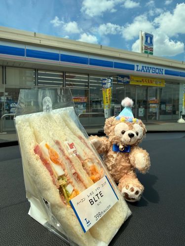 ローソンのサンドイッチ🥪
暑いけど空がとても綺麗な日だったよ😊🩷