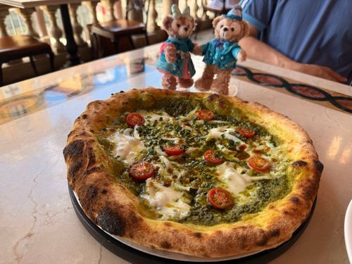 ピザ窯で焼いてくれるからとても美味しい‼️
白魚とジェノベーゼのピザ🍕