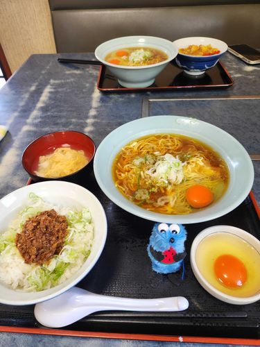 今日も卵食べ放題のお店に行ってきたよ～💙今回はランチだよ
ラーメンに生卵が入ってるのに、卵がついてきたよ🤣