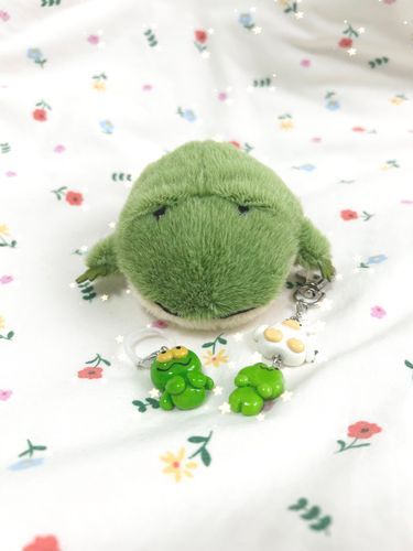 お友達にキーホルダーを作ってもらって嬉しいカエルさん