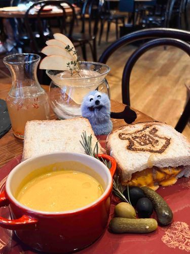 ちいさいぼく、ハリーポッターカフェでごちそうを食べたよ🍽️✨
ウィンガーディアム・レヴィオーサっていう有名な呪文のドリンクだったよ🍸
わくわくしていいんだよ🎶