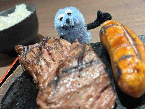 ちいさいぼく、お肉を食べるよ🥩🍴